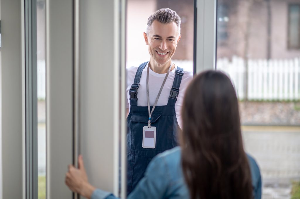 un monsieur à la porte d'une maison